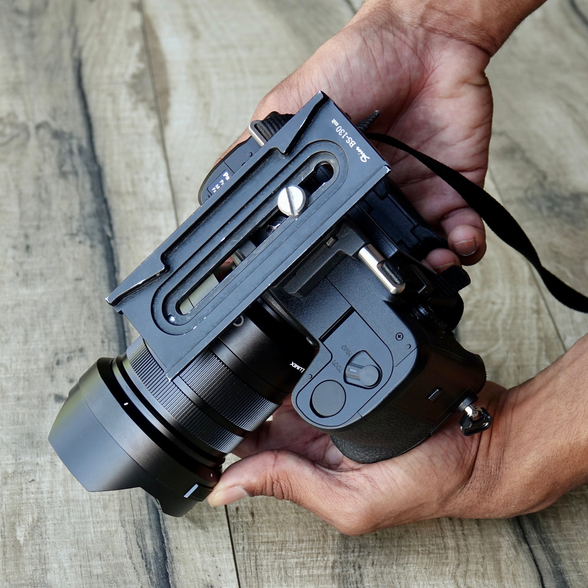 NICEYRIG Handgreepset met cameratransmat en zijbevestigingen, snelspanplaat voor ARCA-Swiss Standard, vier voet stabiliteitsstandaard - 529 NICEYRIG Handgreepset met cameratransmat en zijbevestigingen, snelspanplaat voor ARCA-Swiss Standard, vier voet stabiliteitsstandaard - 529